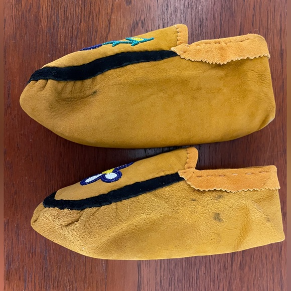 Handmade Beaded Moccasins - Picture 6 of 11